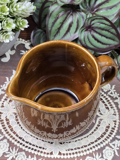 Vintage DDR Milchkännchen in Honigbraun mit Henkel und glasiertem Innenraum, von oben mit Blick auf Ausguss und Gefäßboden