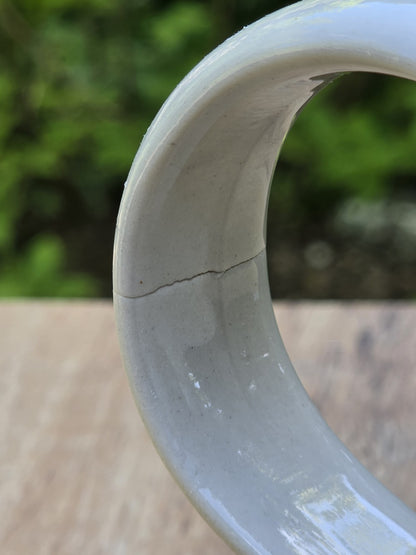 Detail des runden Henkels mit feinem Haarriss in der hellen Glasur.