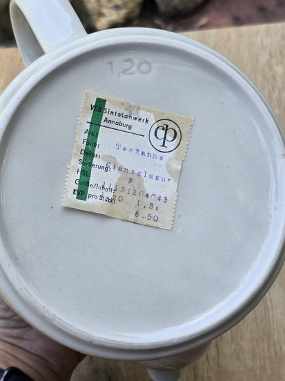 Boden der DDR Teekanne mit Prägung 120 und Etikett vom VEB Sintolanwerk Annaburg.
