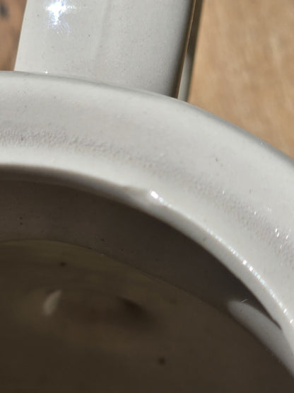 Detail am Innenrand mit Glasurspuren und altersbedingten Verfärbungen.