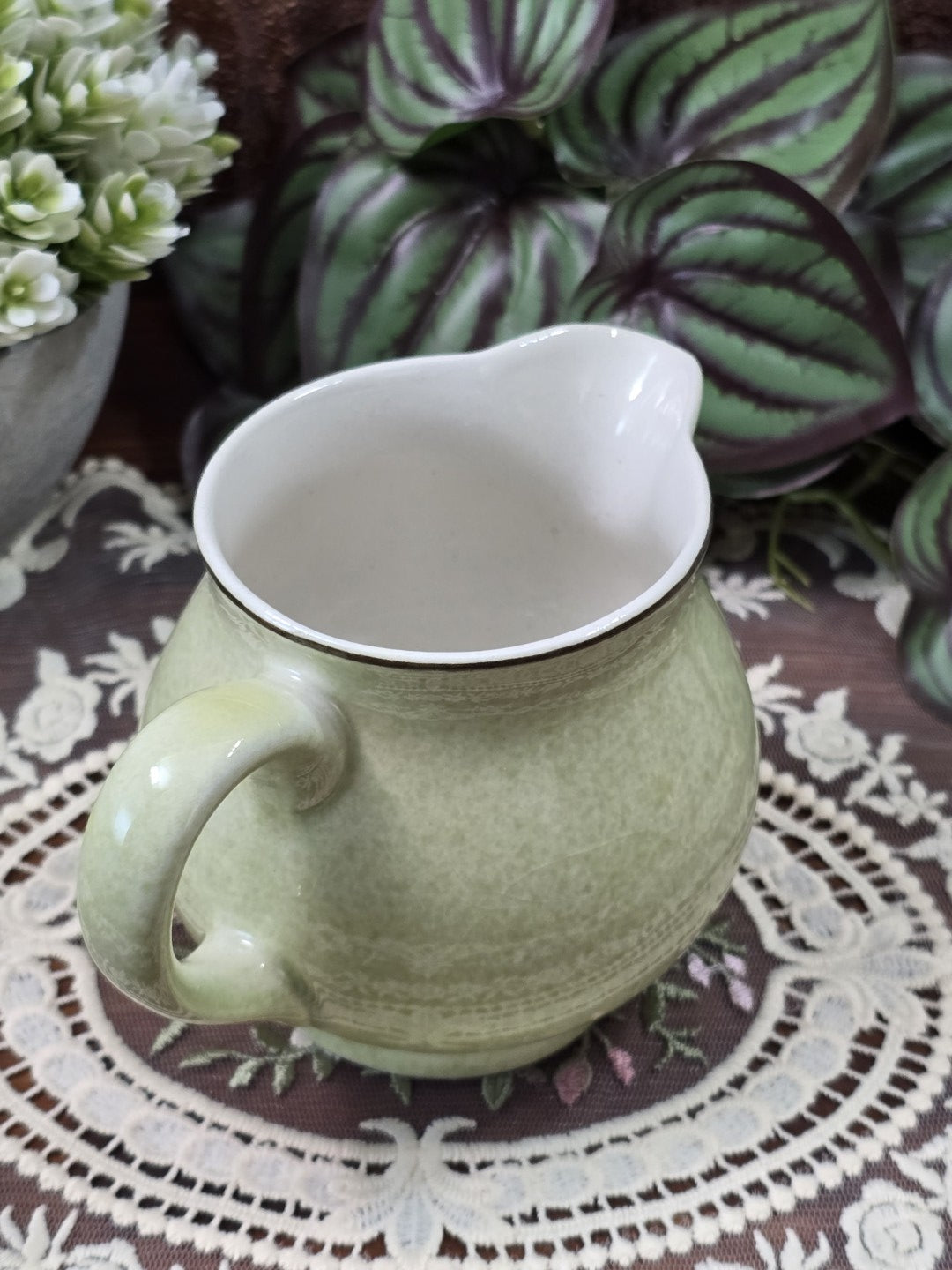 Vintage Keramik Milchkännchen in Pastellgrün mit bauchigem Korpus, Henkel und feiner dunkler Randlinie in seitlicher Ansicht