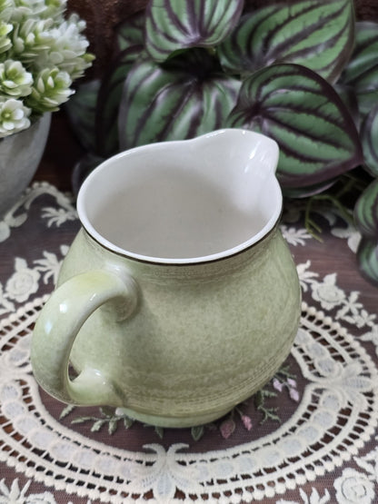 Vintage Keramik Milchkännchen in Pastellgrün mit bauchigem Korpus, Henkel und feiner dunkler Randlinie in seitlicher Ansicht