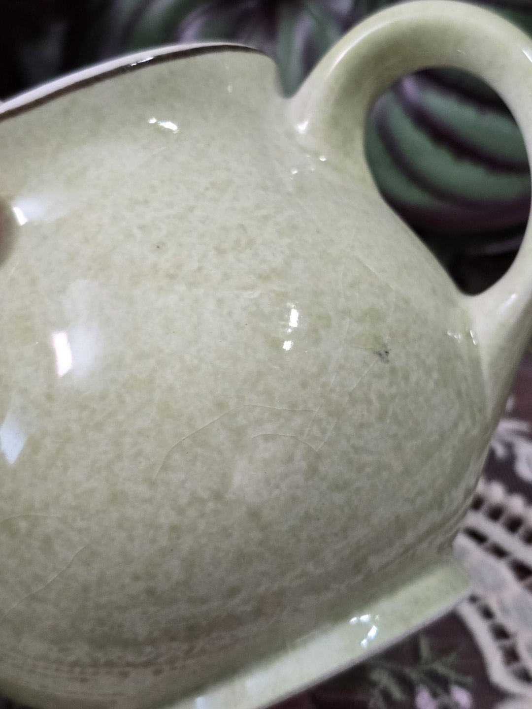 Vintage Keramik Milchkännchen mit pastellgrüner Oberfläche, rundem Henkel und feinem Glasurkrakelee in rückseitiger Nahansicht