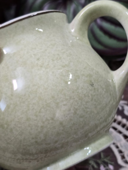 Vintage Keramik Milchkännchen mit pastellgrüner Oberfläche, rundem Henkel und feinem Glasurkrakelee in rückseitiger Nahansicht