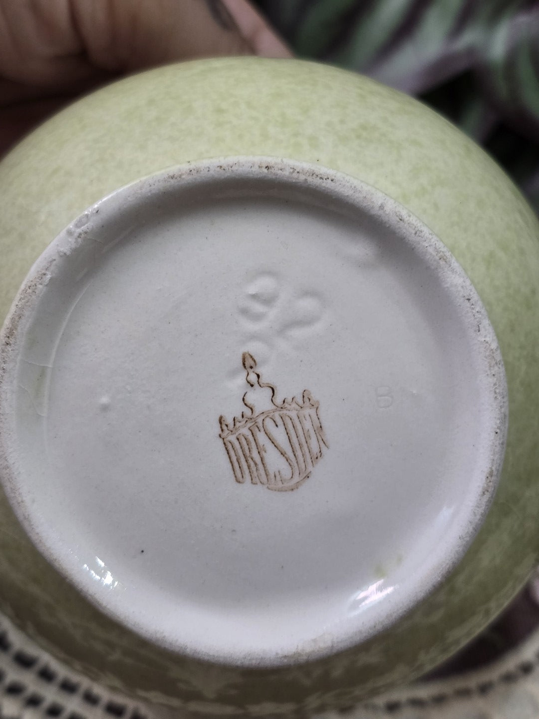Vintage Dresden Milchkännchen mit weißer Unterseite, Standring und sichtbarer Bodenmarke sowie eingeprägter Formnummer in Nahaufnahme