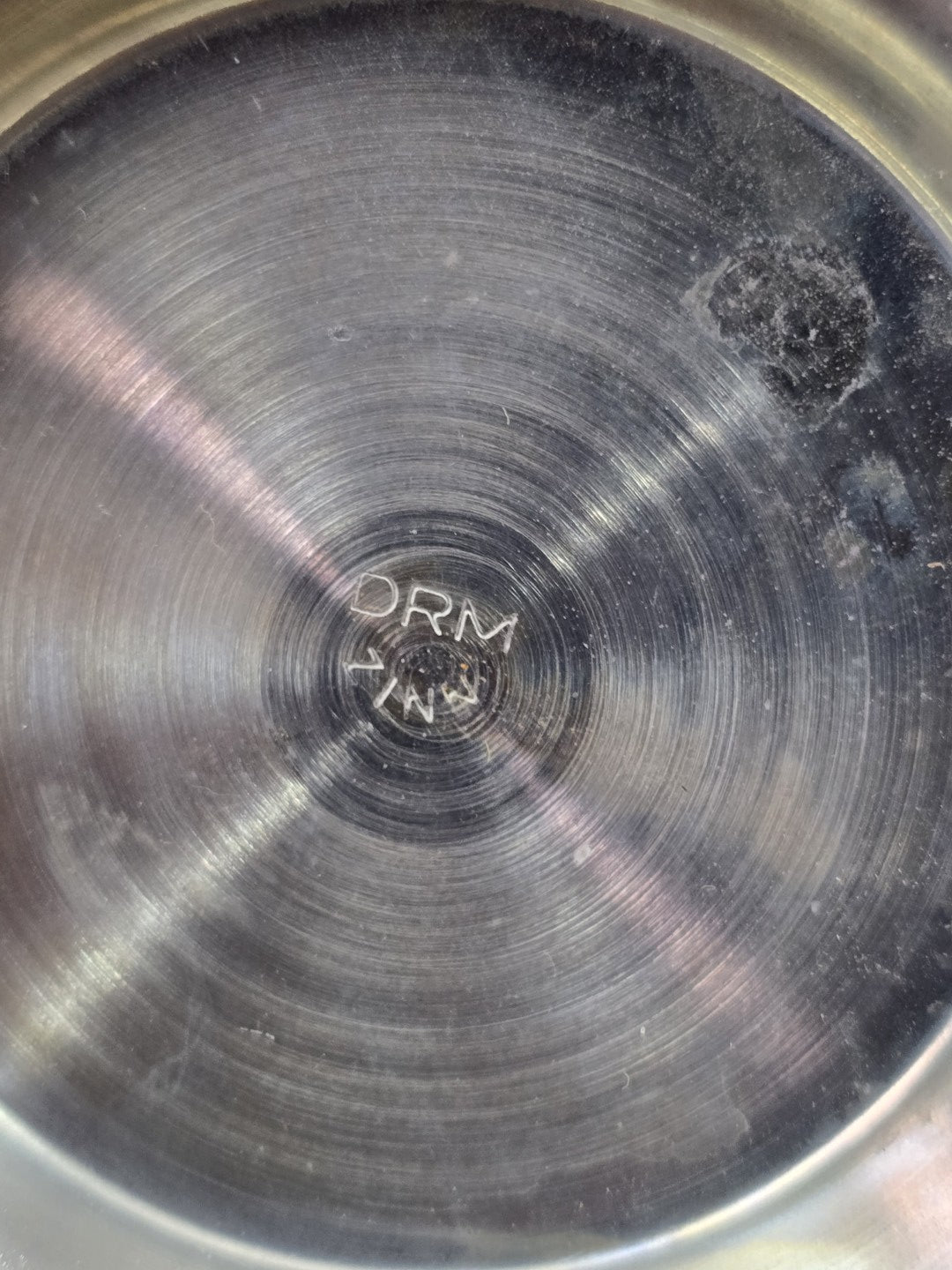 Vintage Gerzit Bierkrug mit geöffnetem Zinndeckel in Detailansicht der Metallunterseite mit eingeritzter Kennzeichnung „DRM“.