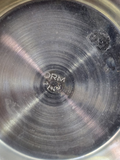 Vintage Gerzit Bierkrug mit geöffnetem Zinndeckel in Detailansicht der Metallunterseite mit eingeritzter Kennzeichnung „DRM“.