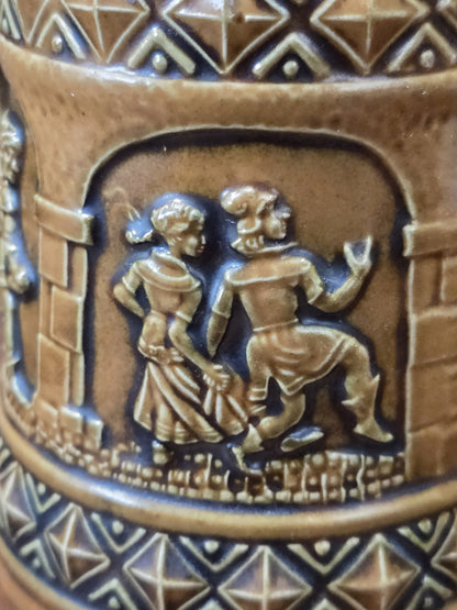 Vintage Steinzeug-Bierkrug von Gerzit mit Reliefszene eines Paares in historisierender Kleidung und umlaufendem Musterband im Detail.