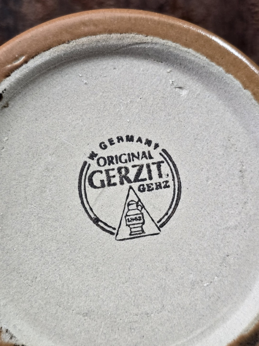 Vintage Gerzit Bierkrug in Bodenansicht mit sichtbarer Bodenmarke „W. Germany Original Gerzit Gerz“ und unglasiertem Standring.