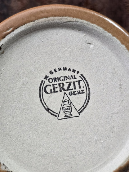 Vintage Gerzit Bierkrug in Bodenansicht mit sichtbarer Bodenmarke „W. Germany Original Gerzit Gerz“ und unglasiertem Standring.