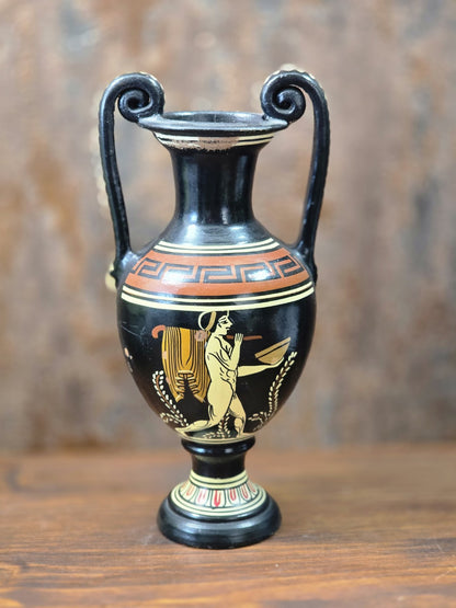 Vintage griechische Keramikamphora mit schwarzem Grund, Mäanderband, Figurenmotiv und zwei Volutenhenkeln in Frontalansicht