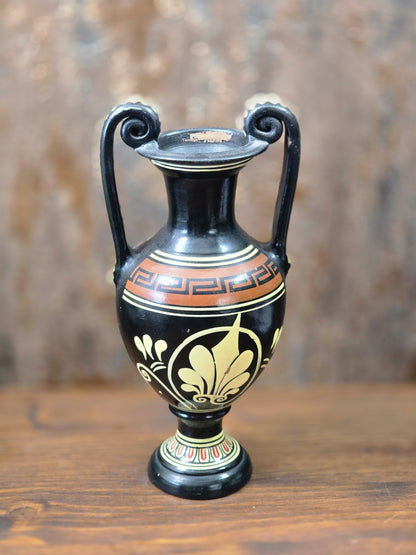 Griechische Keramikamphora mit großem cremefarbenem Palmettenornament, Mäanderband und schwarzer Oberfläche in Rückansicht