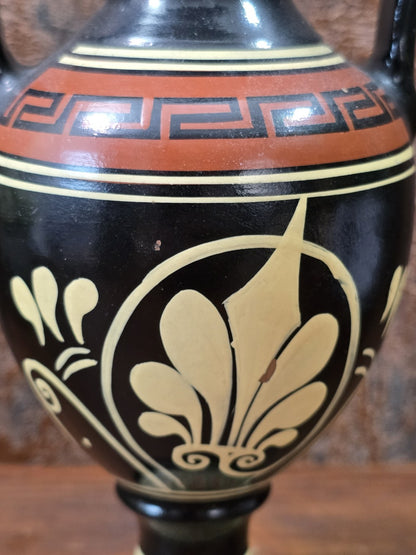 Keramikamphora mit schwarzem Grund, cremefarbenem Palmettenornament und terracottafarbenem Mäanderband in Detailaufnahme