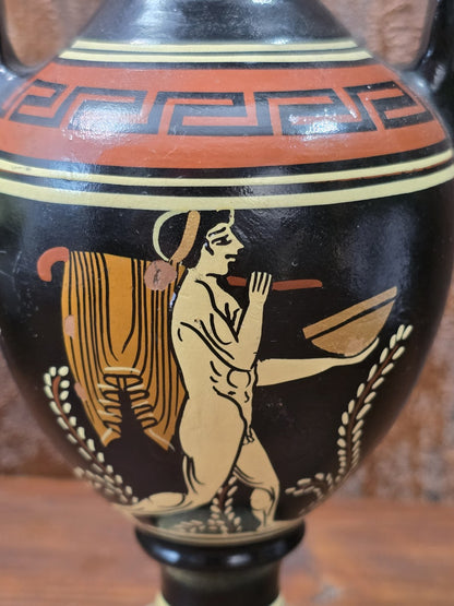 Vintage Keramikamphora mit antikisierender Figur, Schale und Schulterstange sowie Mäanderband in Nahaufnahme der Vorderseite