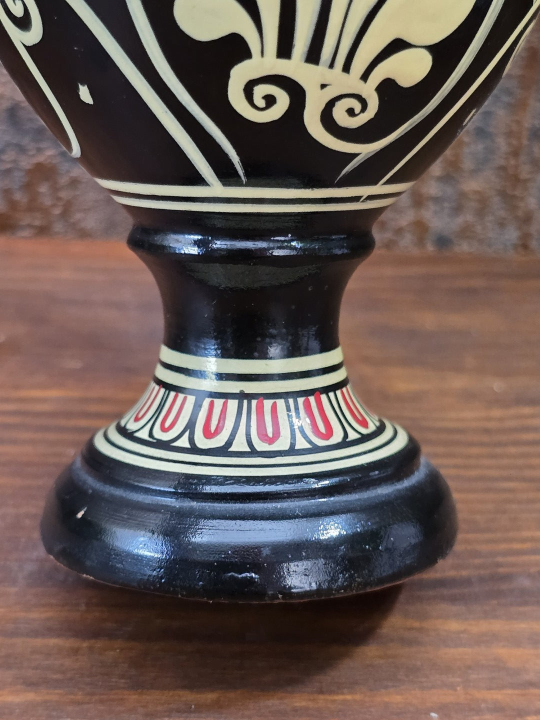 Vintage Keramikamphora mit profiliertem schwarzem Standfuß und creme-rotem Zungenmuster in Nahaufnahme