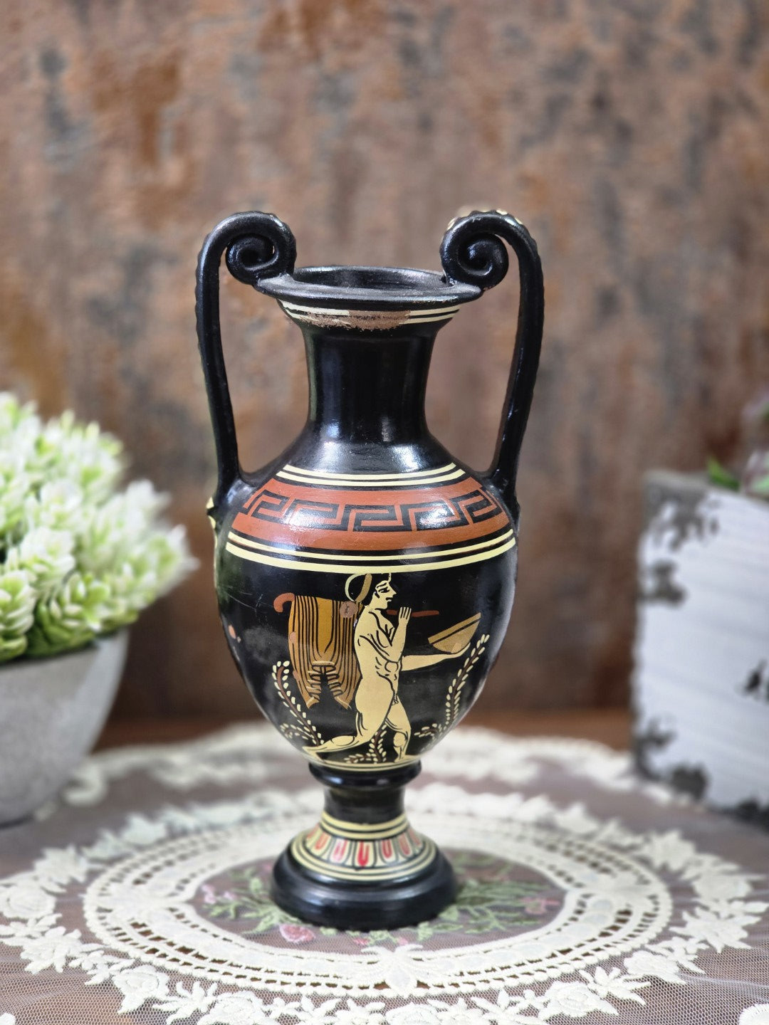 Vintage Keramikamphora mit cremefarbenem Palmettenmotiv, Mäanderband und zwei geschwungenen Henkeln auf Spitzendecke