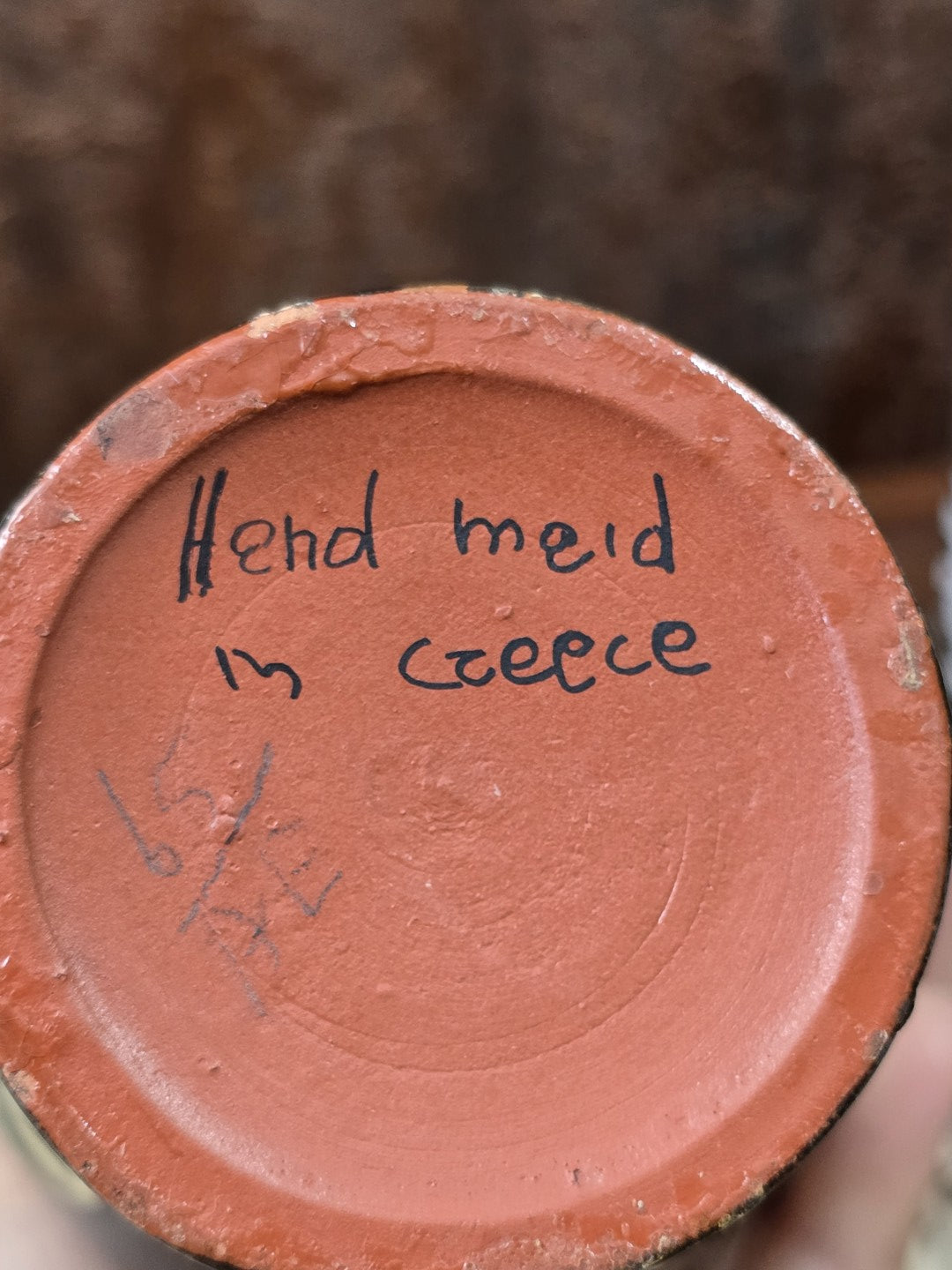 Vintage griechische Keramikamphora mit unglasierter Bodenfläche und handschriftlicher Aufschrift „Hand meid in Greece“