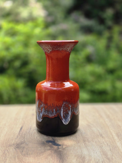 Jasba Keramikvase mit hohem Hals, trichterförmiger Lippe und rot-schwarz-weißer Glasur