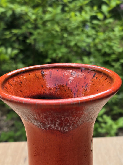 Detail des oberen Randes der Jasba Vase mit roter Glasur und feiner dunkler Sprenkelung