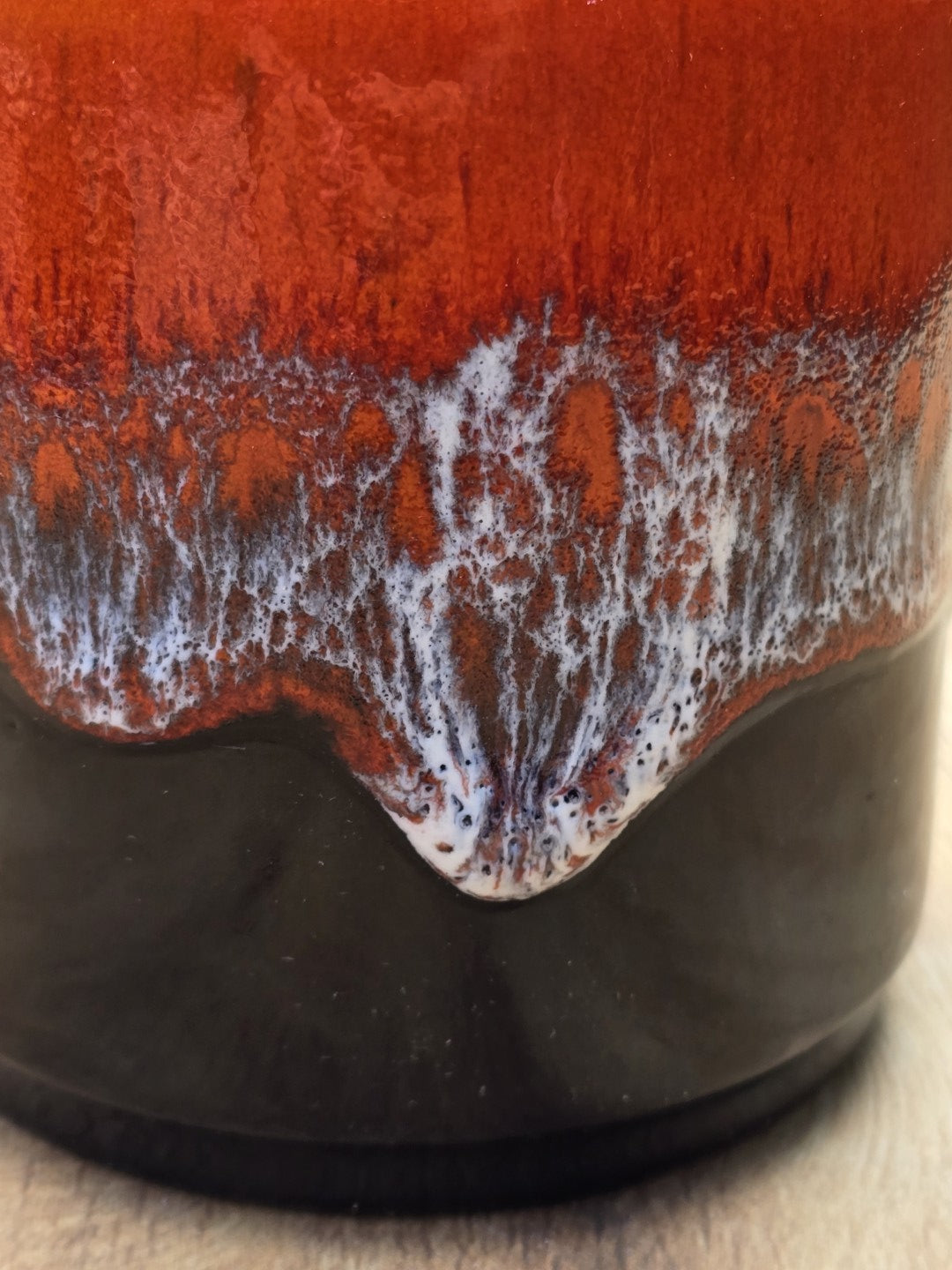 Weiße Laufglasur zwischen roter Wandung und schwarzem Fuß der Jasba Vintage Vase