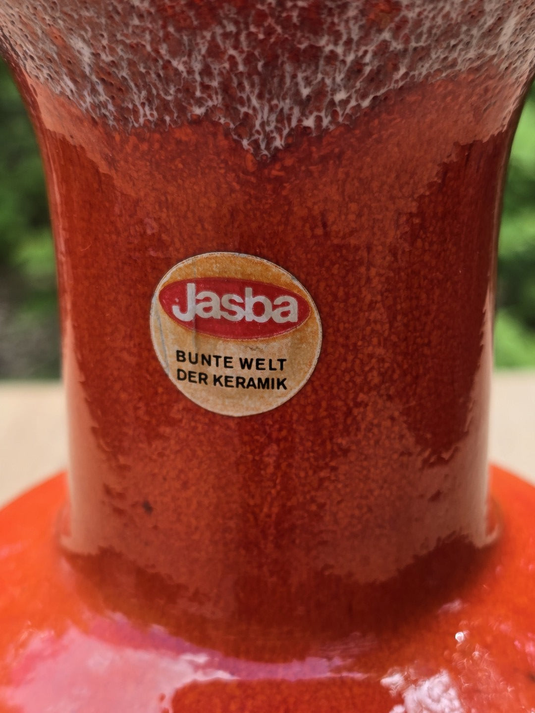 Originaler Jasba-Aufkleber „Bunte Welt der Keramik“ auf roter Vintage Vase