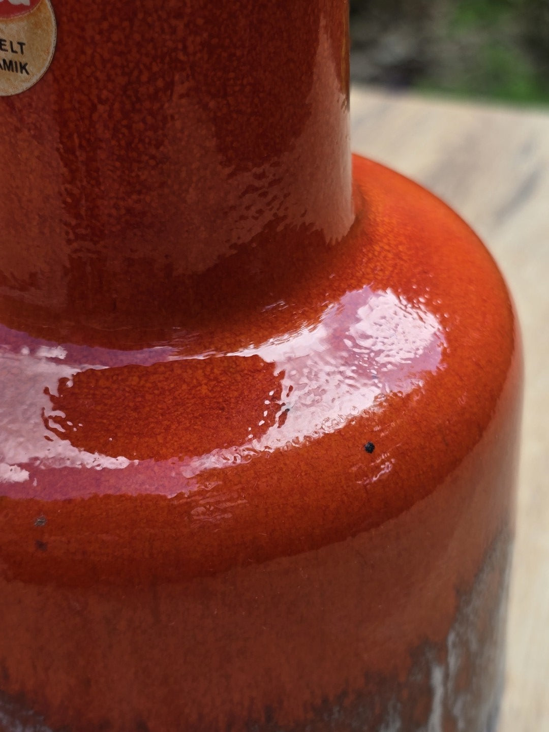 Detail der glänzenden roten Glasur am Hals der Jasba Keramikvase