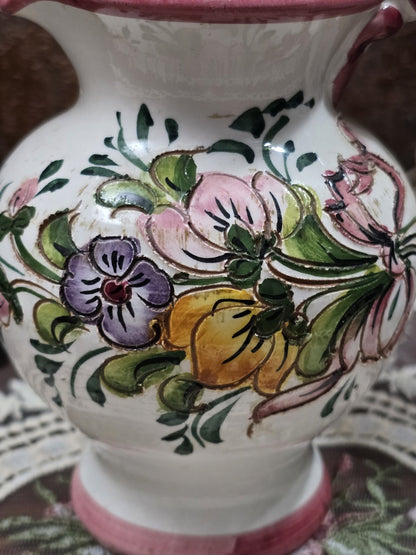 Keramik Kännchen mit floralem Dekor in Rosa, Violett, Gelb und Grün in naher Frontalansicht