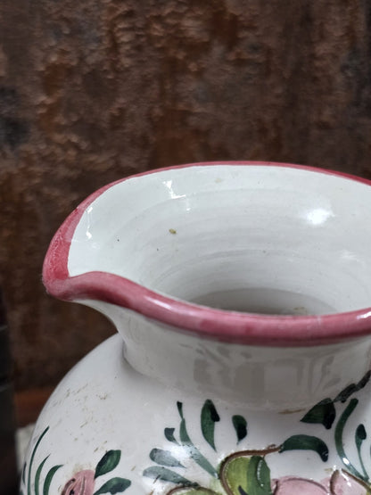 Keramik Kännchen mit rosa Rand und sichtbarer Tülle, Innenansicht der weißen Glasur in Detailaufnahme