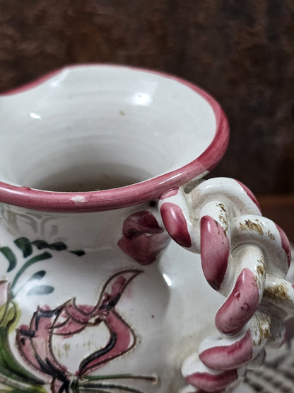 Keramik Kännchen mit geflochtenem Henkel, rosa Bemalung und sichtbaren Gebrauchsspuren in Nahaufnahme
