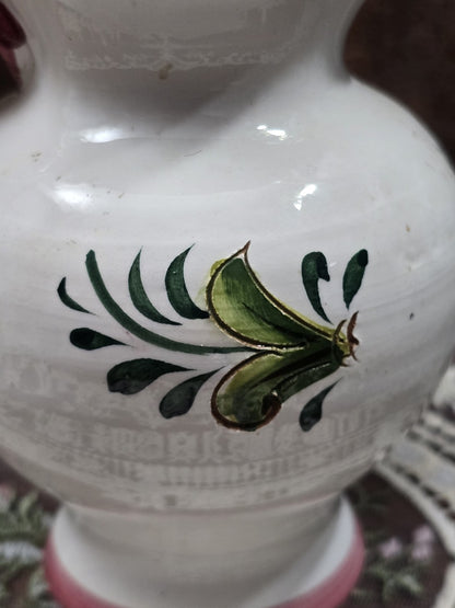Keramik Kännchen mit kleinem grünen Blattmotiv, weißer Glasur und feinen dunklen Punkten in Nahaufnahme