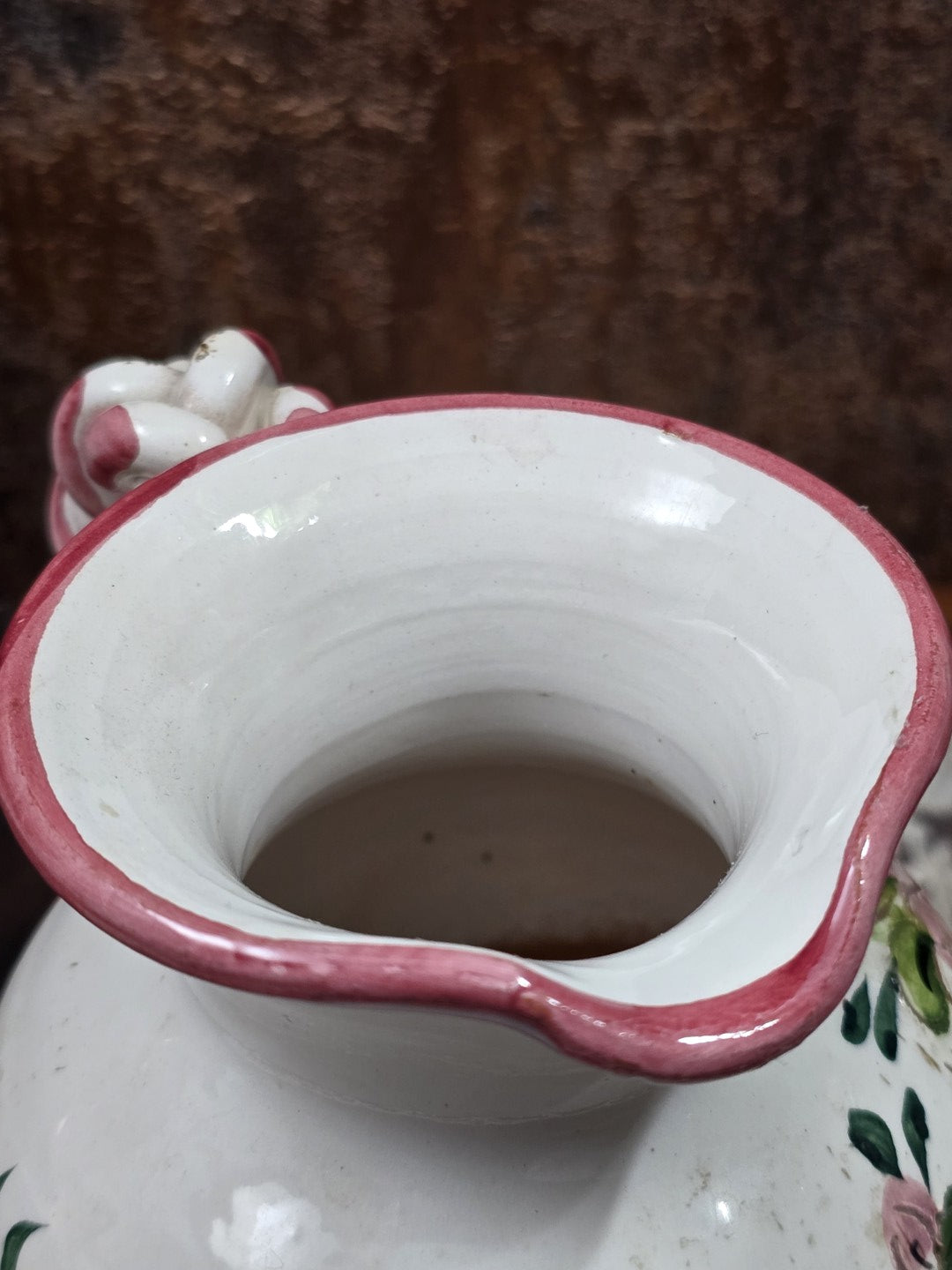 Keramik Kännchen mit rosa Wellenrand, weißer Innenfläche und sichtbarer Öffnung in Nahaufnahme