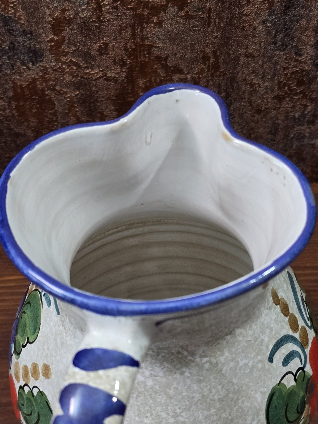 Vintage Keramik Krug von oben mit weißem Innenraum, blauem Rand, Ausguss und sichtbaren Drehrillen
