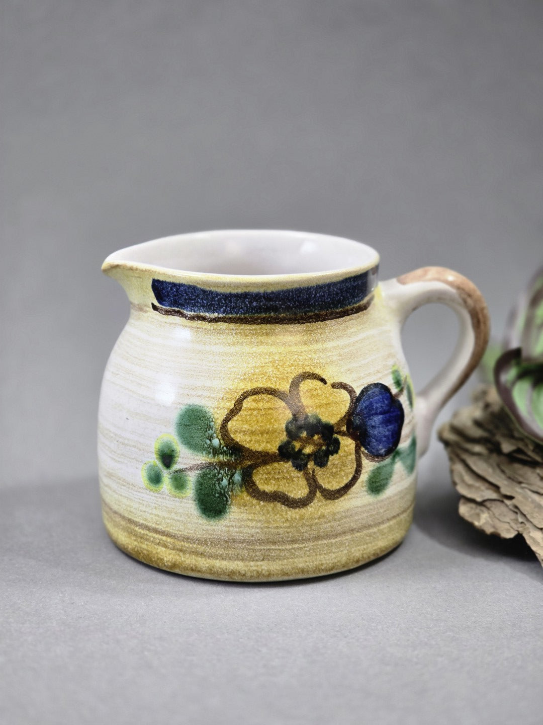 Kleines Vintage Keramik-Milchkännchen mit gelber Blume, blauer Knospe, grünem Dekor und geformtem Ausguss