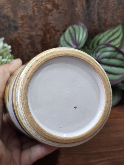 Unterseite der Vintage Keramikvase mit unglasiertem Standring und heller Bodenfläche, in der Hand gehalten.