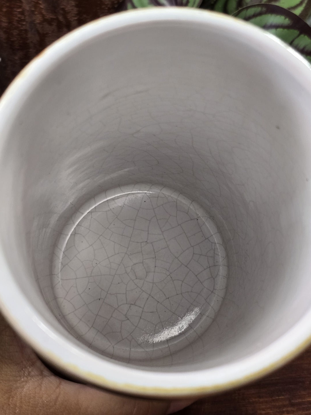 Innenansicht der Vintage Keramikvase mit heller Glasur und deutlich sichtbarem Craquelé am Boden und an den Innenwänden.