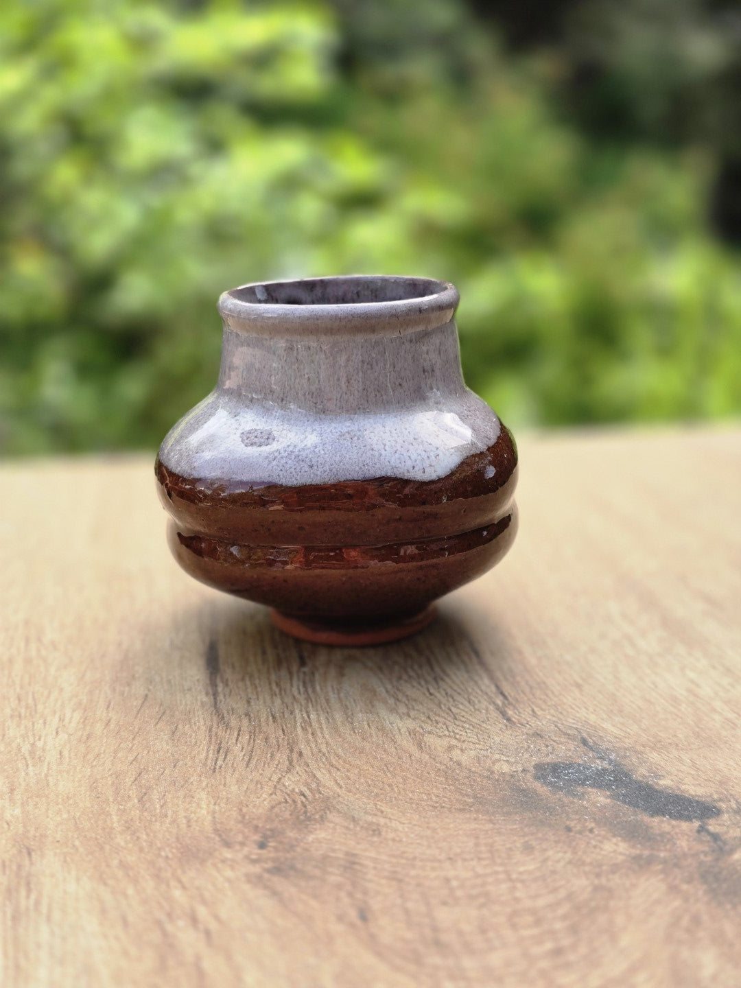 Bauchige Keramikvase mit glänzender brauner Glasur, grauweißem Verlauf und rustikaler Vintage-Ausstrahlung