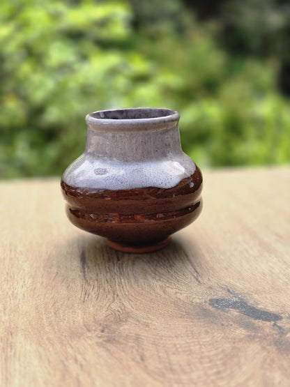 Bauchige Keramikvase mit glänzender brauner Glasur, grauweißem Verlauf und rustikaler Vintage-Ausstrahlung