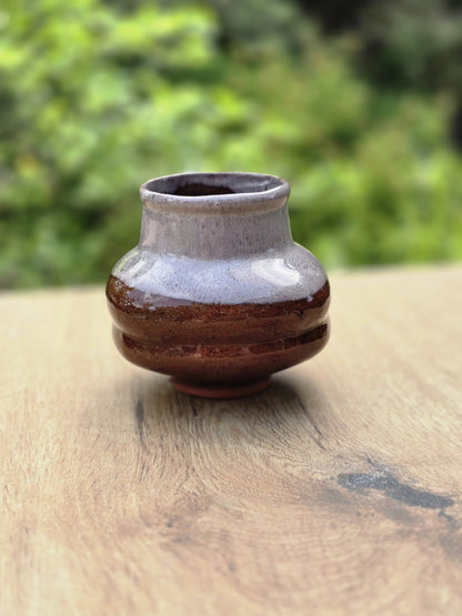 Kleine braun glasierte Keramikvase mit grauem oberen Rand und kompakter Form als dekoratives Vintage-Stück