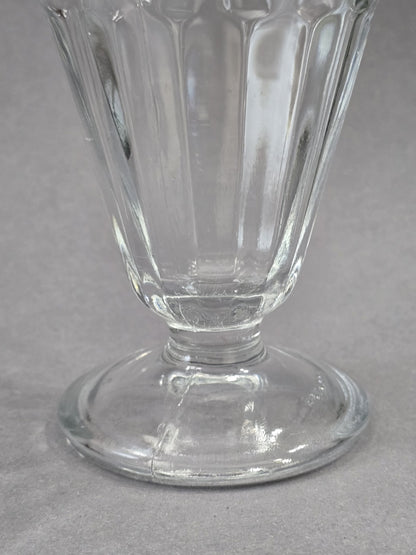 Detailbild vom unteren Bereich des Eisbechers mit rundem Fuß, kurzem Stiel und sichtbarer Pressnaht im klaren Glas