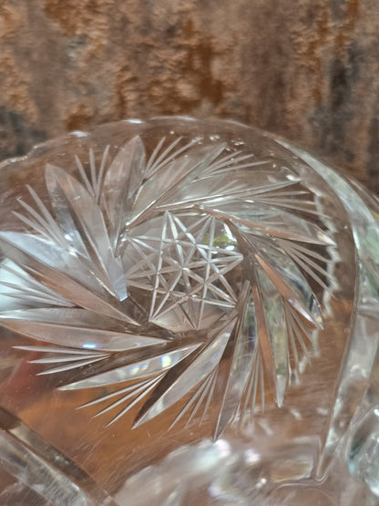Detailaufnahme eines fein geschliffenen Sternmotivs mit strahlenförmigen Linien an der Wand der klaren Kristallglasschale.