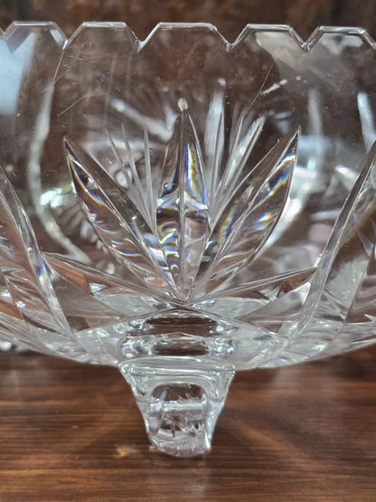 Detail der geschliffenen Seitenwand der Kristallglasschale mit strahlenförmigem Blattmotiv, facettierten Flächen und einem Glasfuß.