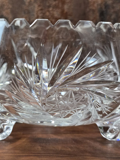Nahaufnahme von Schliffmustern an der Kristallglasschale mit sternförmigen Linien und deutlich sichtbaren Gebrauchsspuren.