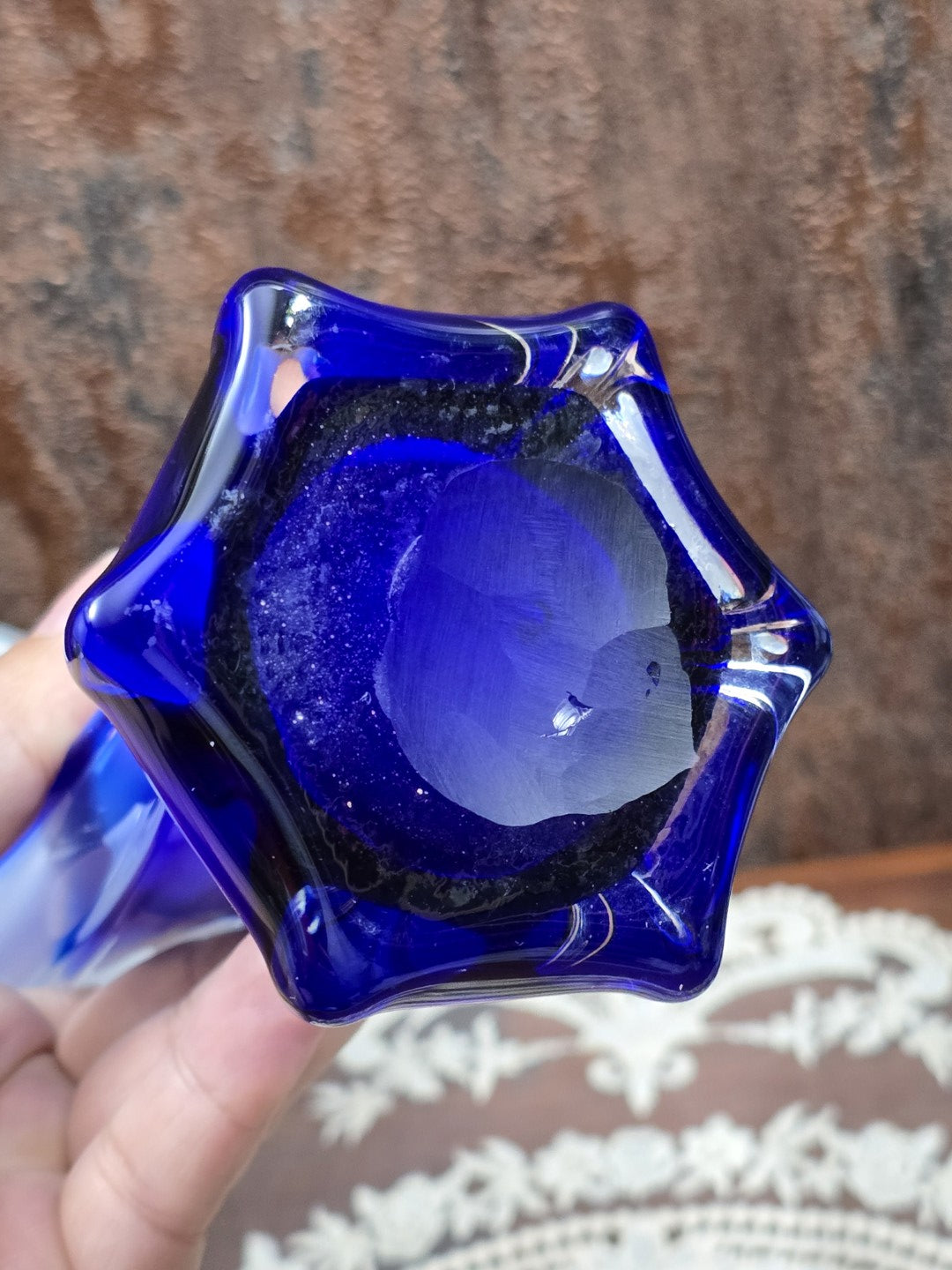 Glasvase von unten mit kobaltblauem Sternfuß, geschliffenem Abriss und transparentem Glas in Detailaufnahme