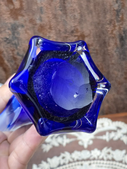 Glasvase von unten mit kobaltblauem Sternfuß, geschliffenem Abriss und transparentem Glas in Detailaufnahme