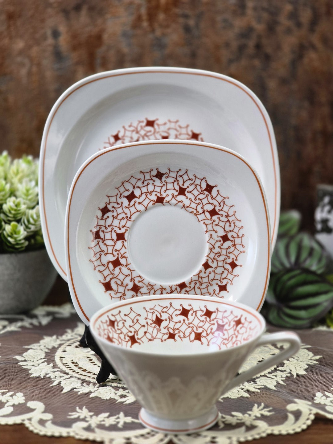 Vintage Lettin Kaffeegedeck aus weißem Porzellan mit braunrotem Dekor, Tasse, Untertasse und Tellern in Frontansicht