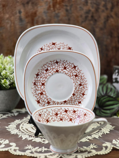 Vintage Lettin Kaffeegedeck aus weißem Porzellan mit braunrotem Dekor, Tasse, Untertasse und Tellern in Frontansicht
