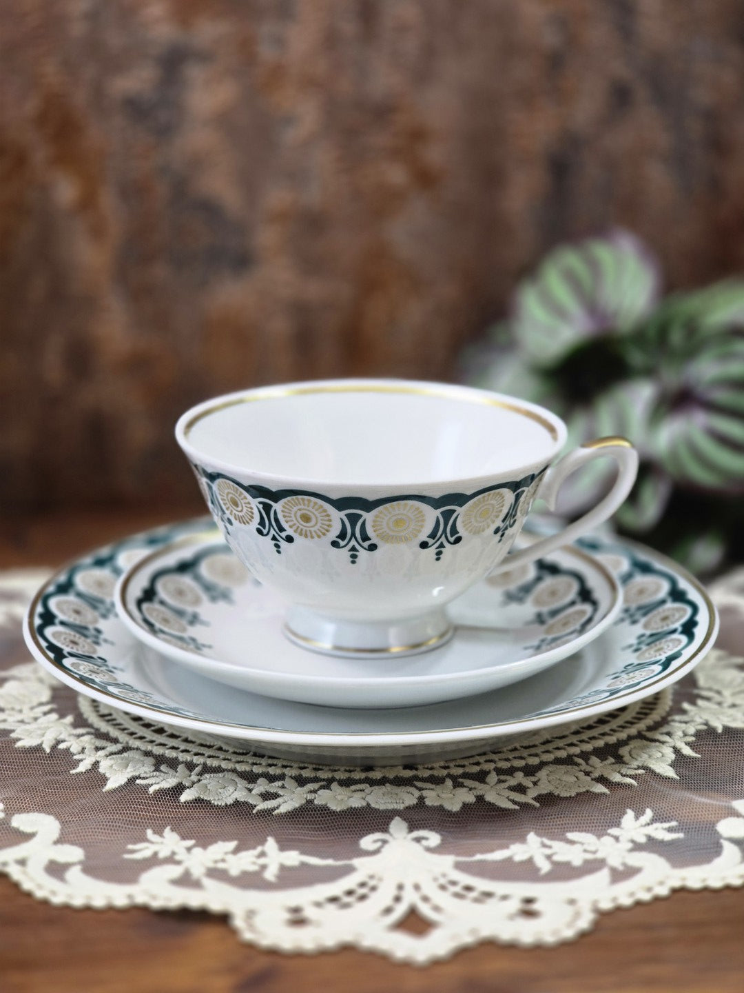 Vintage Lettin Porzellantasse mit Untertasse und Kuchenteller, grün-goldenem Dekor und Goldrand auf Spitzendecke