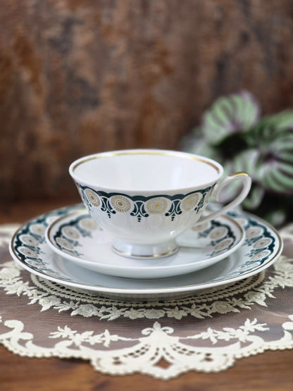 Vintage Lettin Porzellantasse mit Untertasse und Kuchenteller, grün-goldenem Dekor und Goldrand auf Spitzendecke