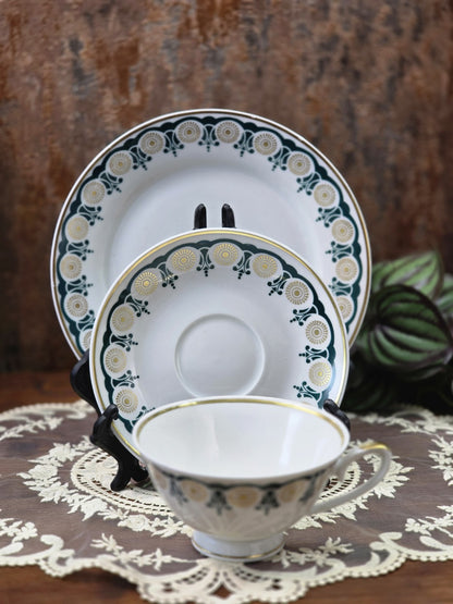 Vintage Lettin Porzellangedeck mit Tasse, Untertasse und Teller, grün-goldenem Randdekor in gestellter Ansicht