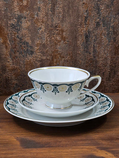 Vintage Lettin Porzellantasse mit Untertasse und Teller, weißem Porzellan, grünem Ornamentdekor und Goldrand frontal